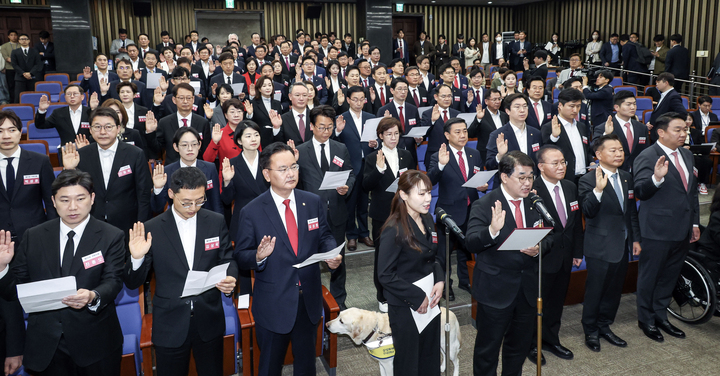 16일 국회에서 열린 국민의힘과 국민의미래 당선자 총회에서 제22대 국회의원 당선인들이 결의문을 채택하고 있다. 연합뉴스
