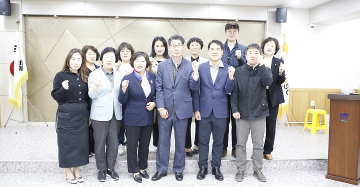 신종석 부산지방조달청장은 16일 한국여성경제인협회 울산지회를 방문해 울산지역 여성기업이 조달시장의 진입 및 판로확대 등에서 느끼는 애로사항을 청취하고, 경험이 부족한 초보기업의 공공조달시장 진출과 성장지원 방안을 논의했다.
