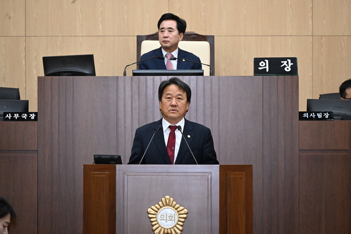 정우식 울주군의회 의원이 17일 의사당 본회의장에서 열린 제229회 임시회 제1차 본회의에서 서부권 육아종합지원센터의 조속한 건립을 촉구하는 군정질문을 하고 있다. 울주군의회 제공
