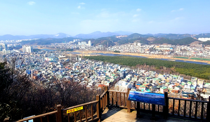 노후계획도시특별법 전면 시행을 앞두고 울산지역도 3곳이 대상지에 포함될 가능성이 있는 것으로 알려졌다. 사진은 북구 화봉지구와 함께 기준에 부합하는 대규모 노후계획지구인 남구의 삼호, 삼호2, 옥현지구(강 아래쪽)와 중구 다운, 태화지구(강 위쪽) 모습. 
