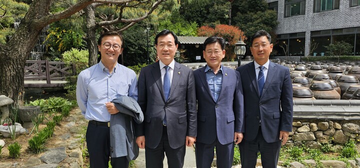 더불어민주당 소속 부울경 국회의원 당선인들이 18일 경남 김해시의 한 식당에서 가진 오찬 회동에서 기념촬영을 하고 있다. 김태선 당선인 측 제공
