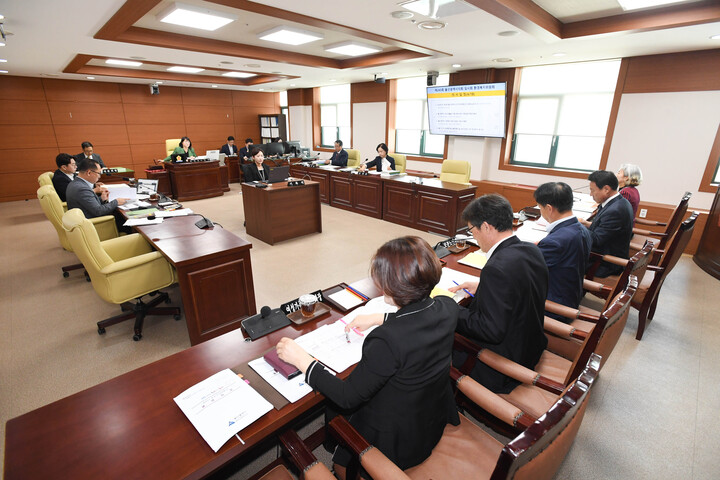 울산시의회 환경복지위원회(위원장 이영해)는 18일 회의실에서 복지보훈여성국 소관 2024년도 제1회 울산시 추가경정예산안 예비심사의 건 등을 심사했다. 울산시의회 제공
