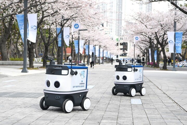부경대 백경광장에서 이동하고 있는 AI 자율주행 순찰로봇 모습.

