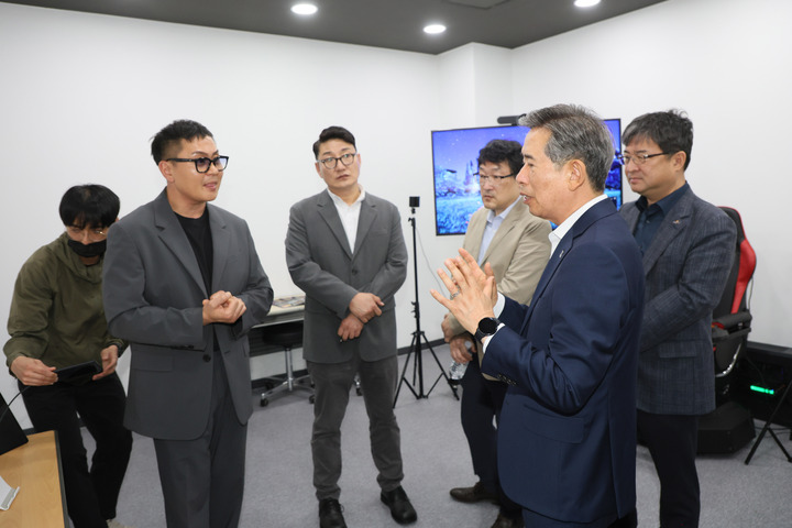 안효대 울산시 경제부시장은 23일 울산메타버스 지원센터(VR/AR 제작거점센터)를 방문해 센터 운영현황 및 추진사업을 보고받고 입주기업 관계자들을 격려했다. 울산시 제공