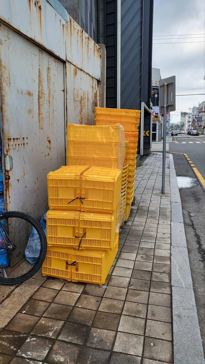 인도위에 쌓여있는 적치물들.
