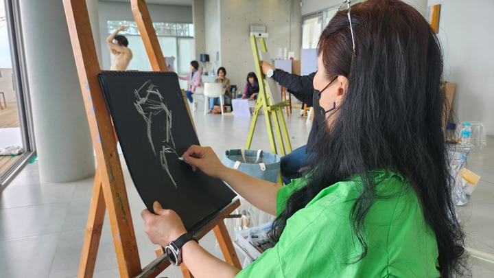 공개 누드 크로키 시연회에 참여한 미술협회, 틈크로키 회원들이 크로키를 그리고 있다.
