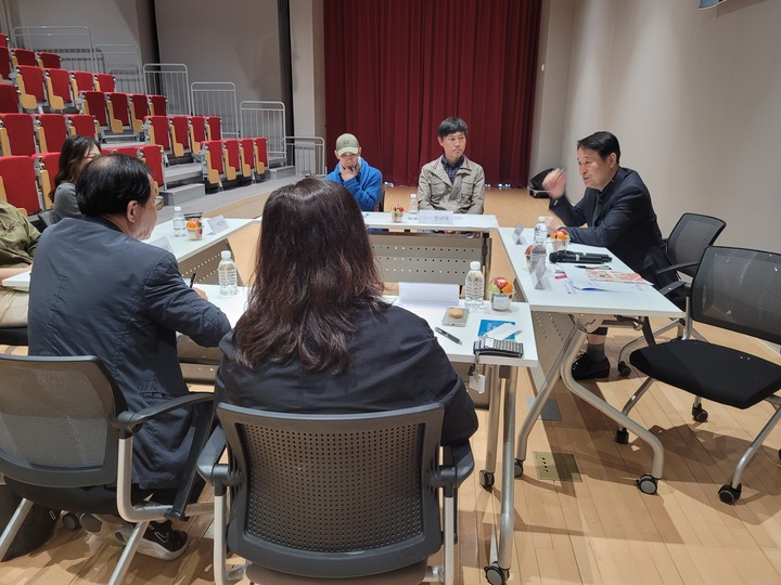 울산시립미술관은 지난 26일 울산시립미술관 1층 다목적홀에서 '원도심 활성화 사업(프로젝트) 간담회'를 열었다. 이날 간담회에는 울산시립미술관 관계자를 비롯해 갤러리 아리오소(대표 윤태희), 가기갤러리(대표 한규택), 개러리 유(대표 김은숙), 갤러리 월(대표 정민수), (사)울산민족예술인총연합 (이사장 김교학), 아트스페이스 그루(대표 박선지) 등 6곳이 참여했다.
