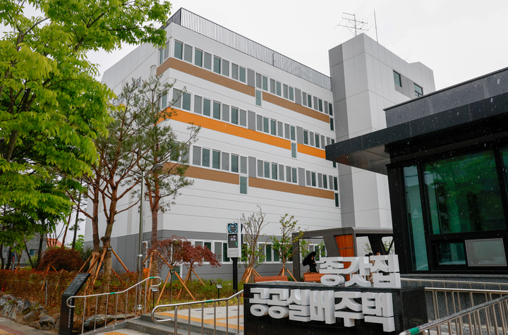 울산 중구가 지역 최초로 문을 연 '종갓집 공공실버주택' 전경. 이수화 기자
