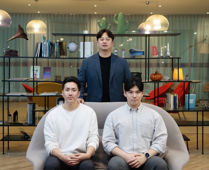 윗줄 정임두 교수, 아랫줄 왼쪽부터 제 1저자 전홍령 연구원, 박서빈 연구원.