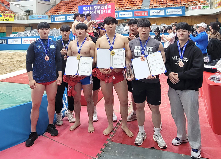 울산대학교 씨름부가 제25회 증평인삼배 전국장사씨름대회에서 대학부 단체전 3위와 개인전 경장급, 역사급에서 우승을 차지한 후 기념 촬영을 했다. 울산대 제공 
