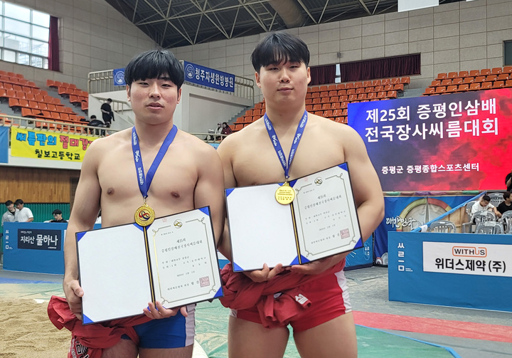 개인전에서 우승한 경장급(75kg 이하) 홍동현(왼쪽), 역사급(105kg 이하) 설준석(오른쪽)이 기념촬영을 했다.
