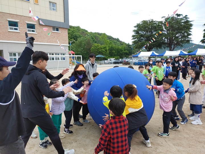 울산 척과초등학교는 지난 3일 학생, 학부모, 지역주민이 참여해 어린이날을 맞아 '정다운 가족 운동회'를 열었다. 울산교육청 제공 
