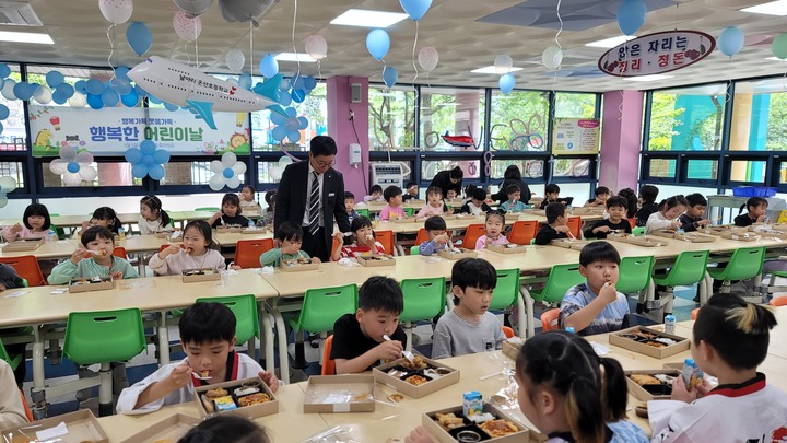 울산 온산초등학교는 지난 3일 어린이날 특별행사로 교사들이 나눠주는 수제 도시락을 먹는 기내식 체험 행사를 열었다. 울산교육청 제공 
