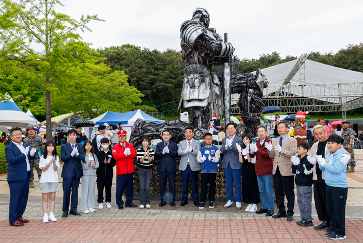 어린이날을 맞은 5일 울산대공원 SK광장에서 '제102회 어린이날 큰잔치 기념식'이 개최된 가운데 김두겸 울산시장, 김기환 울산시의회 의장, 김기현 국회의원, 김후철 정크아트 작가 등이 정크아트 전시작품 제막식 후 기념촬영을 하고 있다. 이수화 기자
