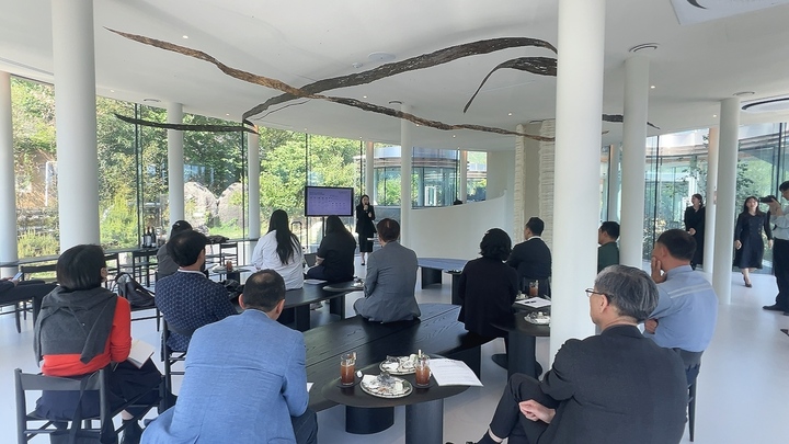 지난 3일 울주군 '미지의' 카페에서 오는 6월 13일부터 16일까지 4일간 울산전시컨벤션센터 전관에서 개최되는 2024 울산국제아트페어 간담회가 열렸다.
