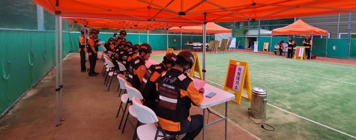 울산 서울주소방서는 7일 오후 대형재난 발생 시 신속한 지휘체계 구축과 대응능력 강화를 위한 불시 긴급구조통제단 가동훈련을 실시했다.

