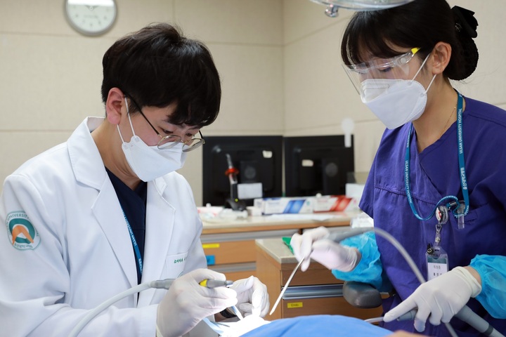 서혜준 울산대병원 치과 교수가 치아질환 환자를 치료하고 있다. 울산대병원 제공
