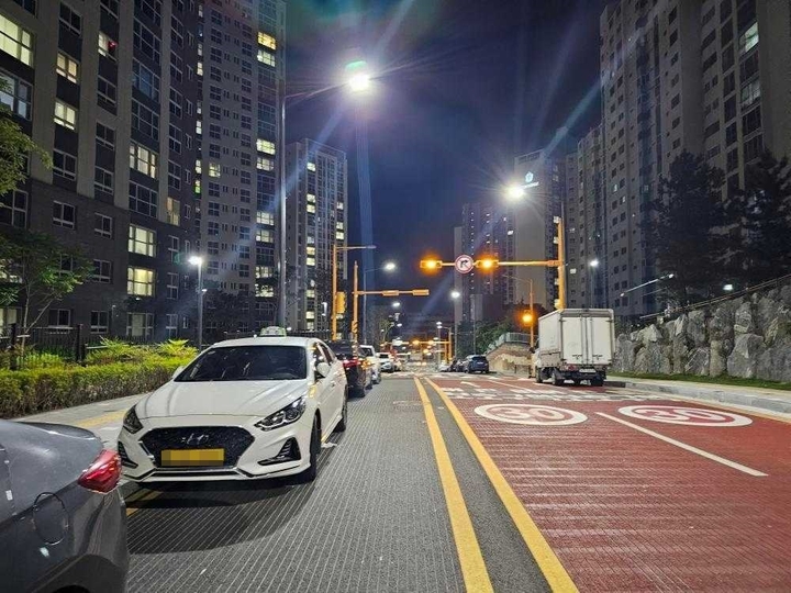 울산 중구 복산동의 한 대단지 아파트 일대 어린이 보호구역 내 도로 위에 불법주정차가 횡횡해 어린이 안전이 우려된다. 주로 퇴근 후 주차된 차량이 다음날 출근 시간대까지 그대로 있는 경우가 많다는 게 주민들의 설명이다. 제보자 제공
