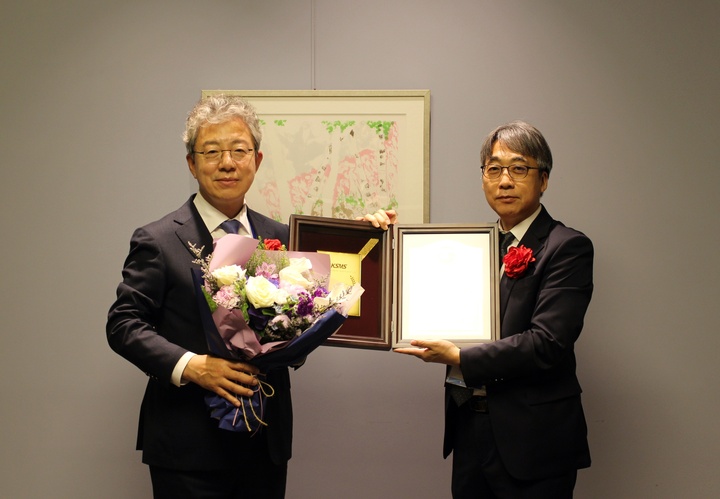 울산항만공사(UPA) 이형락 경영부사장이 한국서비스경영학회가 주최한'Service Excellence Award'에서 공공부문 전략최고책임자(CSO) 상을 받고 있다.
