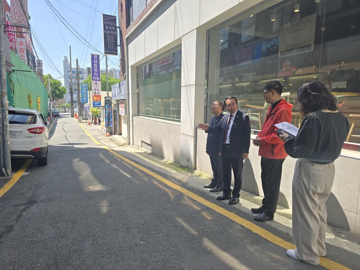 안수일 시의원이 13일 공업탑 인근 현장을 점검하고 있다. 울산시의회 제공
