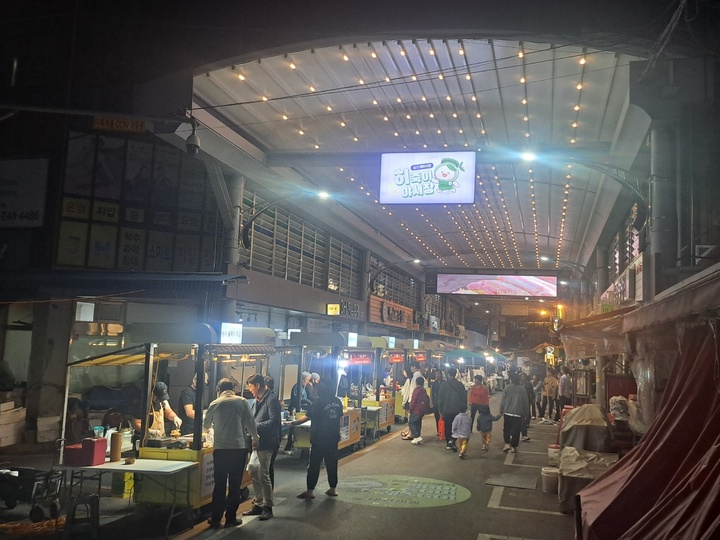 지난 17일 개장 첫날 환하게 불이 켜진 태화 히죽이 야시장.