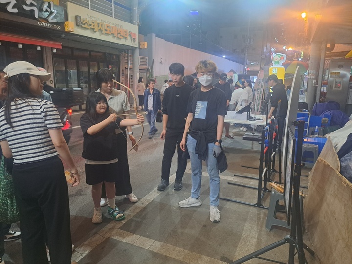 상품 구매 이벤트로 진행된 놀이 체험존에서 아이들이 활쏘기 게임을 하고 있다.
