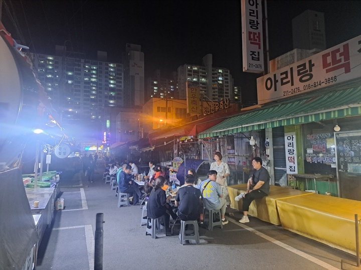 히죽이 야시장 바로 옆켠에 마련된 쉼터에 방문객들이 모여 있다.
