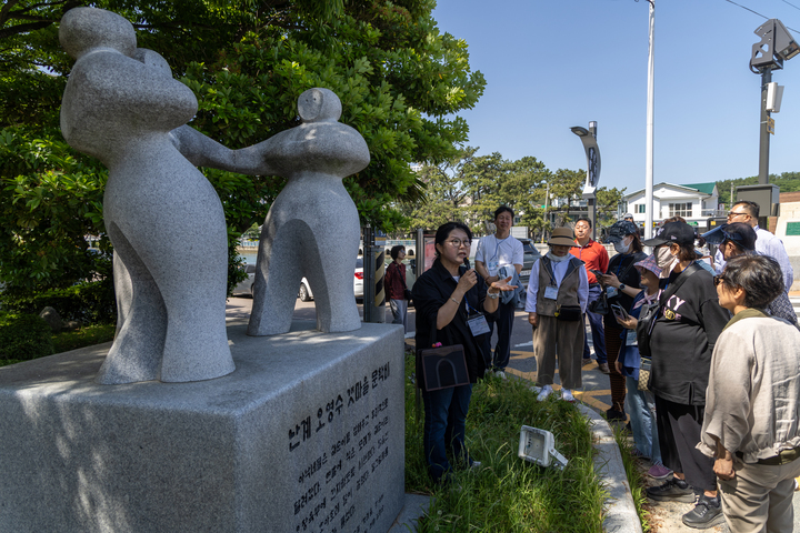 부산광역시 기장군 일광읍 별님공원에 세워진'난계 오영수 갯마을 문학비'.
