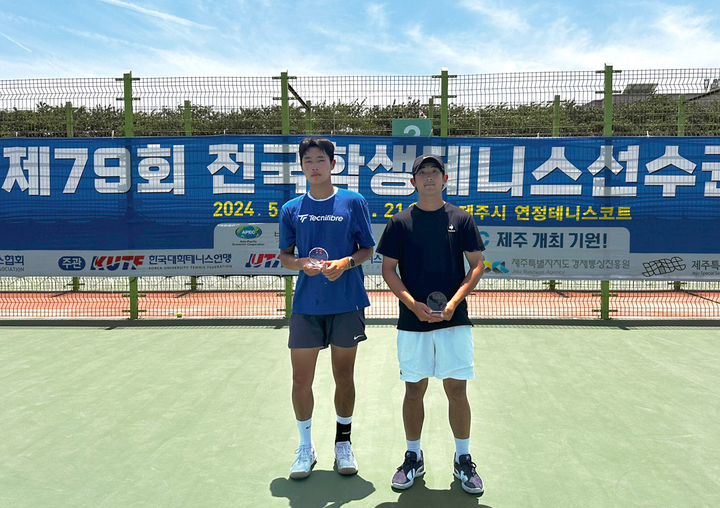 울산대 테니스부가 21일 끝난 제79회 제주전국학생선수권에서 남자단식 우승과 준우승, 남자복식 준우승, 혼합복식 우승의 성적을 거뒀다. 남자단식 우승자 이웅비(왼쪽)과 준우승자 강완석(오른쪽)이 경기 종료 후 기념 촬영을 했다. 울산대 제공 

