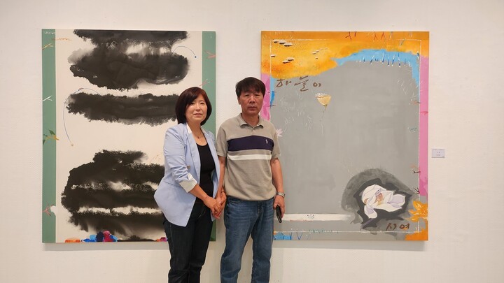 고 박흥대 서양화가의 큰 아들 박배운(61)씨와 큰며느리 권미애(56)씨.