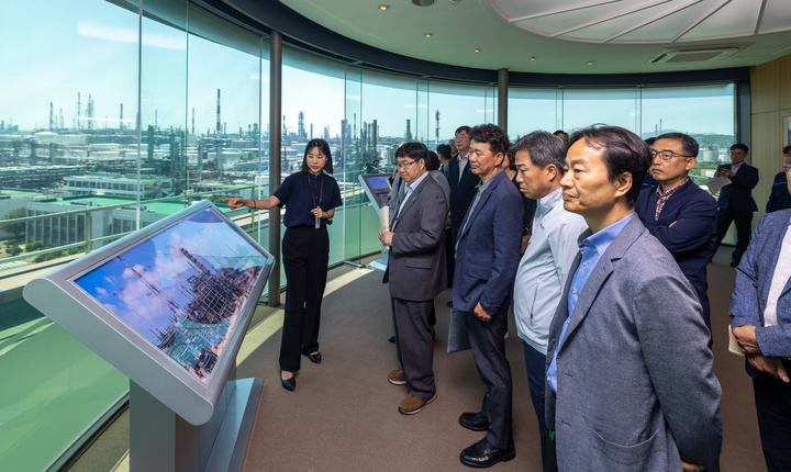 '2024년 상반기 기업지원을 위한 현장간담회'가 개최된 29일 울산 남구 SK이노베이션에서 울산시 경제·환경 관련 간부공무원들과 기업 관계자가 현장을 둘러보고 있다. 최지원 기자
