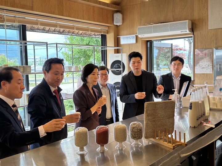 중소벤처기업부 오영주 장관이 30일 울산 전통주 제조업체인 농업법인 복순도가(주)를 방문해 안승대 울산시 행정부시장과 지역자원을 활용한 지역경제 활성화 사례를 청취하고 제조시설을 둘러보고 있다. 울산시 제공