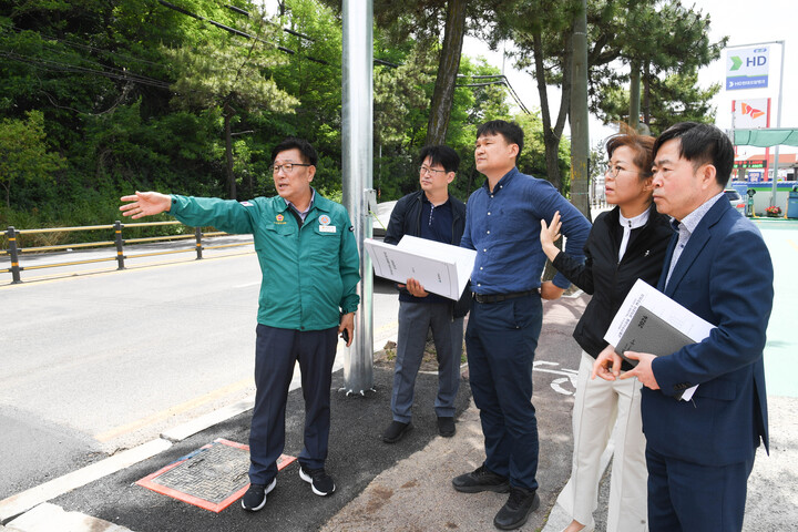 울산시의회 김수종 의원은 4일 박은심 동구의원, 울산시 교통기획과 직원들과 동구 방어동 현대미포조선 기술교육원 앞 교차로를 방문해 교통신호기 설치 현장을 확인하고 향후 추진계획을 논의했다. 울산시의회 제공
