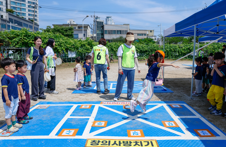 어린이 전통놀이 중 하나인 사방치기 체험을 하고 있는 어린이들. 이수화 기자
