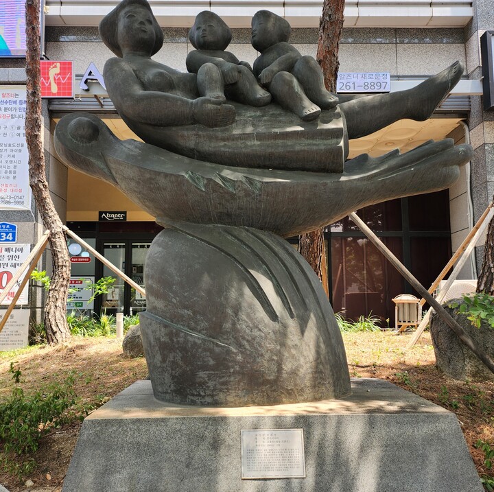 울산 곳곳에서 쉽게 찾을 수 있는 건축물 미술작품 중 특히 공공주택 밖에 설치된 미술작품들이 훼손, 변형 등이 심한 상태였는데, 한국문화예술위원회 공공미술포털에 표시된 위치와 다르게 세워진 미술작품도 있다.
