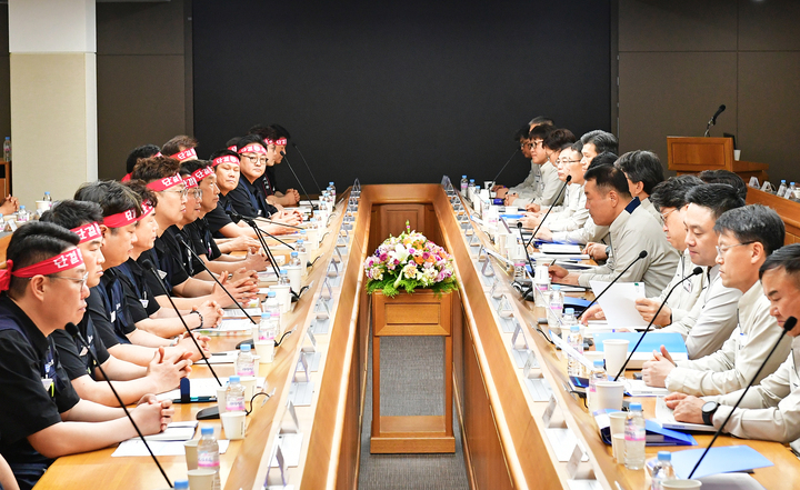 현대자동차 노사가 지난달 23일 울산공장 본관 동행룸에서 2024년 임금협상 교섭 상견례를 진행하고 있다. 현대차 제공
