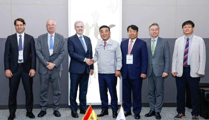 김두겸 울산시장은 13일 울산전시컨벤션센터에서 '2024 울산부유식해상풍력발전 포럼'에 참여한 기예르모 끼르빠뜨릭(Guillermo Kirkpatrick) 주한스페인대사와 만나 울산시와 스페인 간 교류·협력 방안에 대해 논의 후 기념촬영을 하고 있다. 이수화 기자
