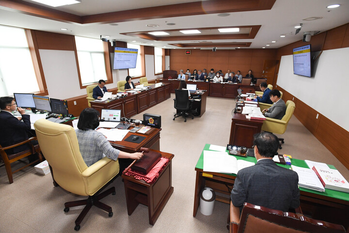 울산시의회 환경복지위원회(위원장 이영해)는 17일 회의실에서 상임위를 열고 손명희 의원이 대표 발의한 '울산시 감염병의 예방 및 관리에 관한 조례 일부개정조례안'을 심사했다. 울산시의회 제공
