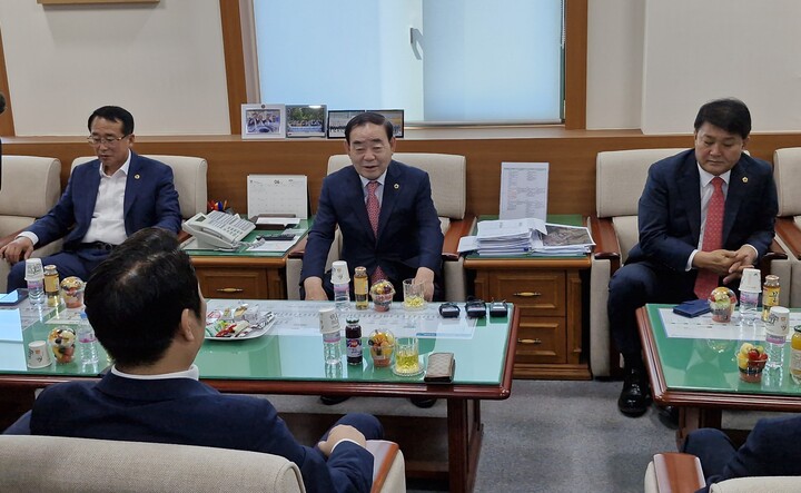 18일 울산시의회 의장실에서 국민의힘 소속 의원 20명이 참석한 가운데 의원총회가 열리는 장면. (오른쪽부터) 이성룡 부의장, 김기환 의장, 안수일 의원.
