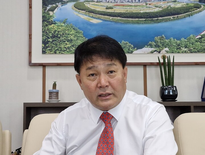 이성룡 울산시의회 부의장이 18일 부의장실에서 열린 본지와의 인터뷰에서 국민의힘 의원총회에서 후반기 의장에 내정된 것과 관련해 소감을 말하고 있다.
