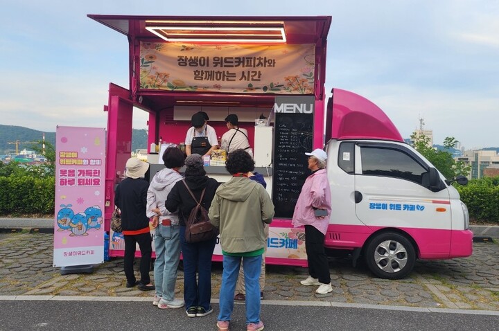 울산 태화강 그라스정원에서 남구지역자활센터 카페사업단이 운영중인 '장생이 위드 커피차'앞에서 손님들이 줄 서 있는 모습.