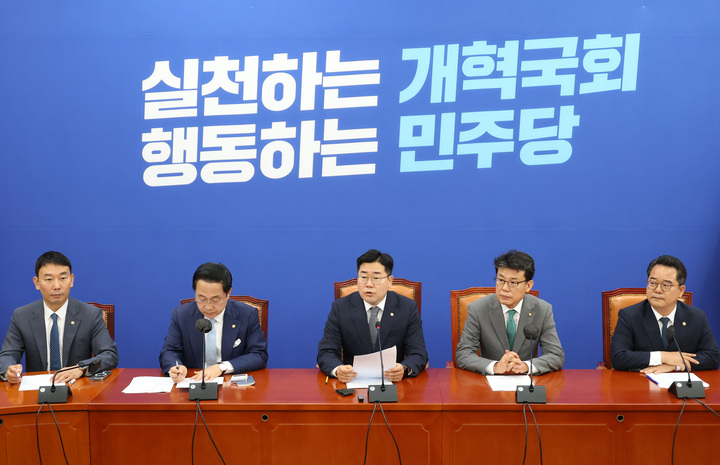 더불어민주당 박찬대 원내대표가 20일 국회에서 열린 정책조정회의에서 발언을 하고 있다. 연합뉴스
