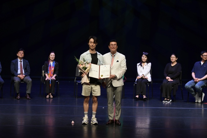 '제27회 울산무용제'에서 PPM 팀의 현대무용 'Dust'(대표 한태준)'가 대상을 받아 오는 9월 제주에서 열리는 제33회 전국무용제에 울산 대표 출전권을 거머쥐었다.