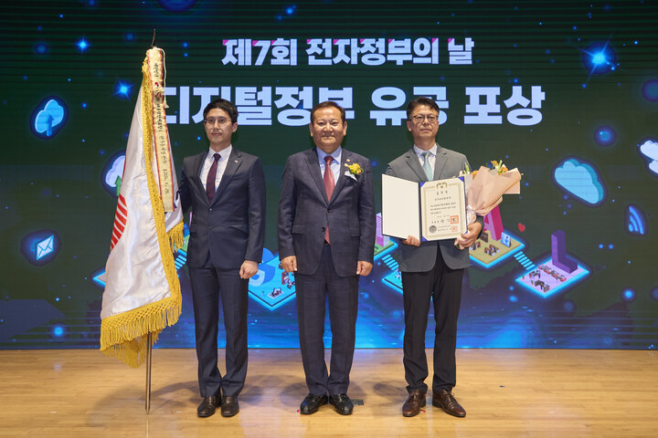 김승현 동서발전 정보보안처장(오른쪽)이 이상민 행정안전부 장관(가운데)으로부터 국무총리 표창을 받은 후 기념 촬영을 하고 있다
