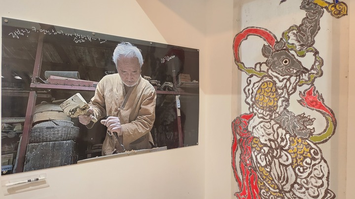 (사)울산민예총(이사장 김교학)과 (사)울산민미협(대표 윤은숙)은 2003년 하반기부터 정봉진의 평생 소장해온 자료집, 전시문서, 사진, 작품을 정리해 데이터베이스를 구축하는 아카이브 프로젝트를 추진했다.