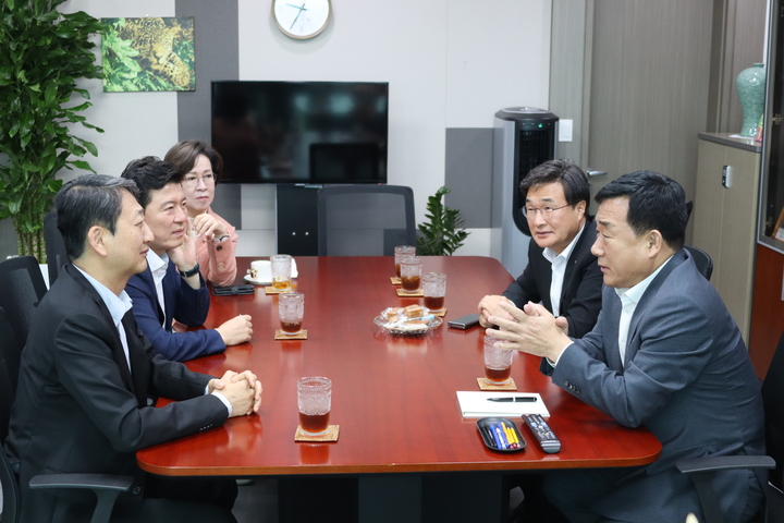 박성민(중구) 의원은 지난 5일 의원실에서 산업통상자원부 안덕근 장관과 면담을 갖고 울산산업 발전을 위한 사업 추진을 요청했다. 박성민 의원실 제공
