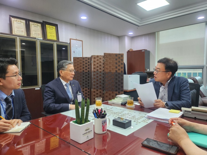 서범수(울주군) 의원이 9일 국회 사무실에서 이한준 LH 사장과 면담하고 있다. 서범수 의원실 제공
