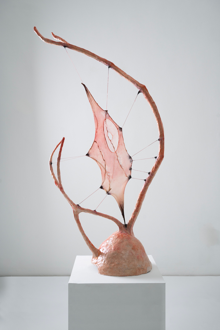강수진, 기억이 머무는 곳 1, 나일론, 에나멜선, 레진, 스테인레스, 55x55x120cm, 2024
