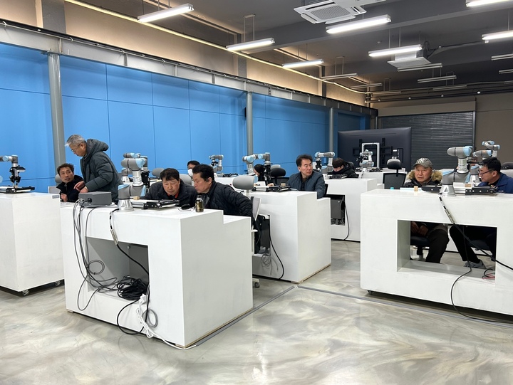 울산과학대학교에서 스마트팩토리 기술 관련 강의를 받고 있는 기업 재직자 학생들.