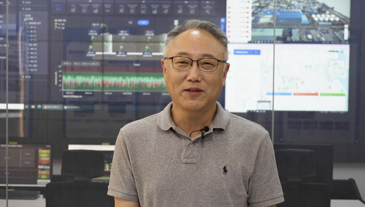 울산정보산업진흥원 박창우 디지털전환사업단 단장이 제조업 디지털 전환 환경에 대해 설명하고 있다.